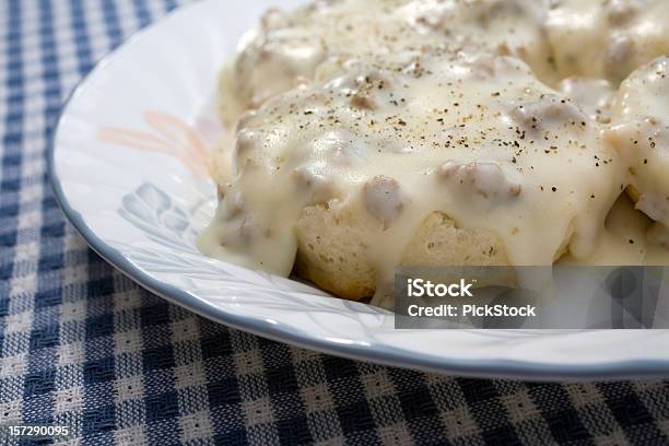 Foto de Biscoitos E Molho e mais fotos de stock de Biscoito de Leitelho - Biscoito de Leitelho, Molho de Carne, Almoço