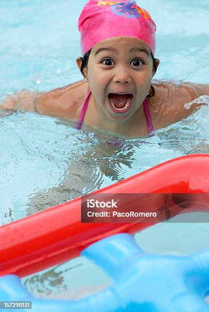 Diversão De Água - Fotografias de stock e mais imagens de Touca de Natação - Touca de Natação, Piscina, Surpresa