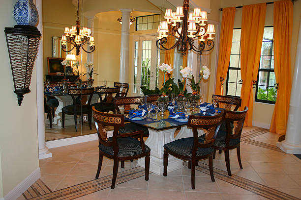 stół jadalniany z lustro i widokiem na ogród - indoors full length dining florida zdjęcia i obrazy z banku zdjęć