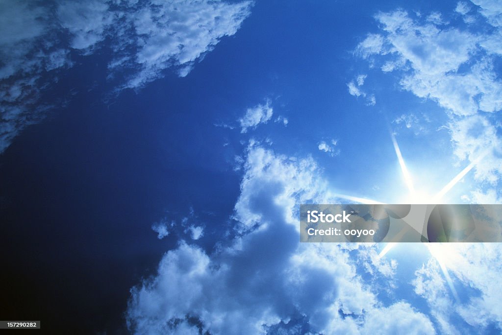 雲、太陽の光 - イルミネーションのロイヤリティフリーストックフォト