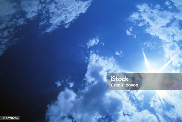 Chmury Z Światło Słoneczne - zdjęcia stockowe i więcej obrazów Bezpośrednio poniżej - Bezpośrednio poniżej, Chmura, Dramatyczne niebo