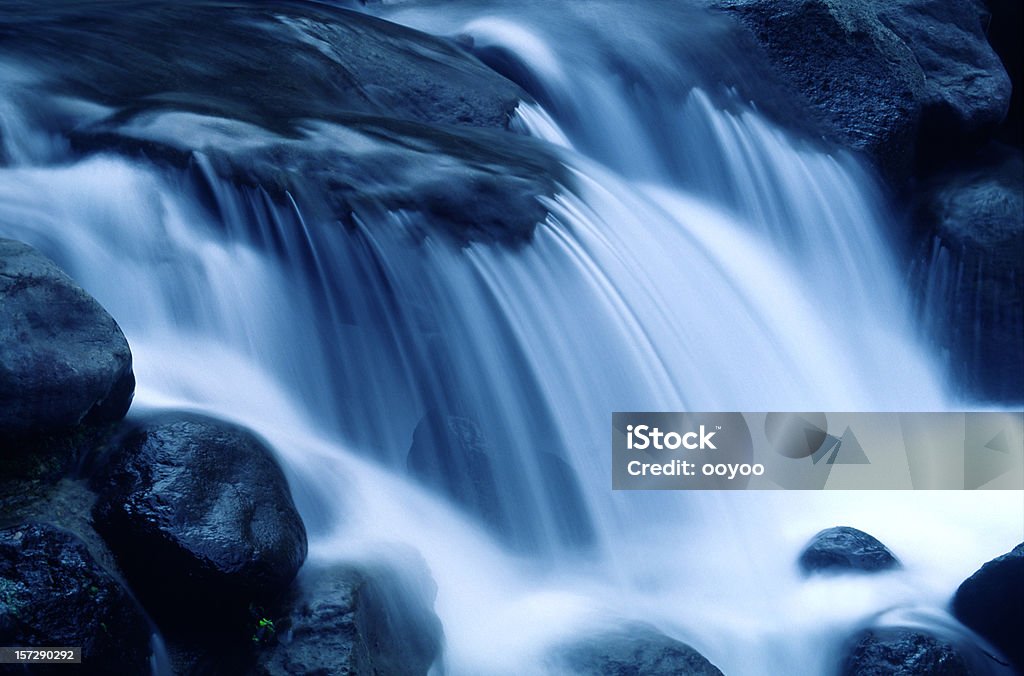 Falling d'eau - Photo de Cascade libre de droits