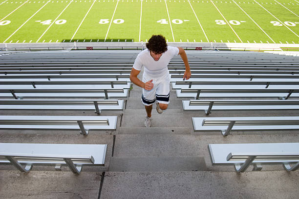 anstrengenden training auf treppe stadion - sport university football player action stock-fotos und bilder