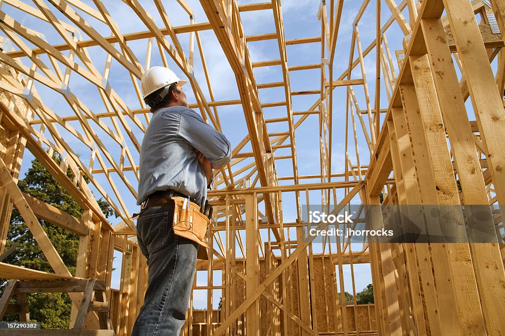 Строительный рабочий с деревянной Здание frame - Стоковые фото Восхищение роялти-фри