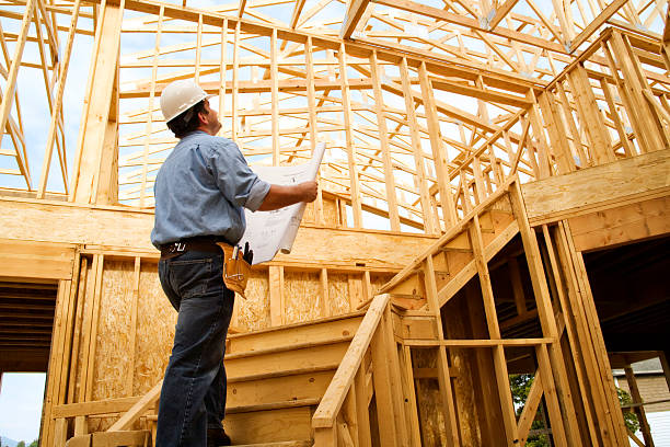 local de construção de inspecção - quality control examining house residential structure imagens e fotografias de stock