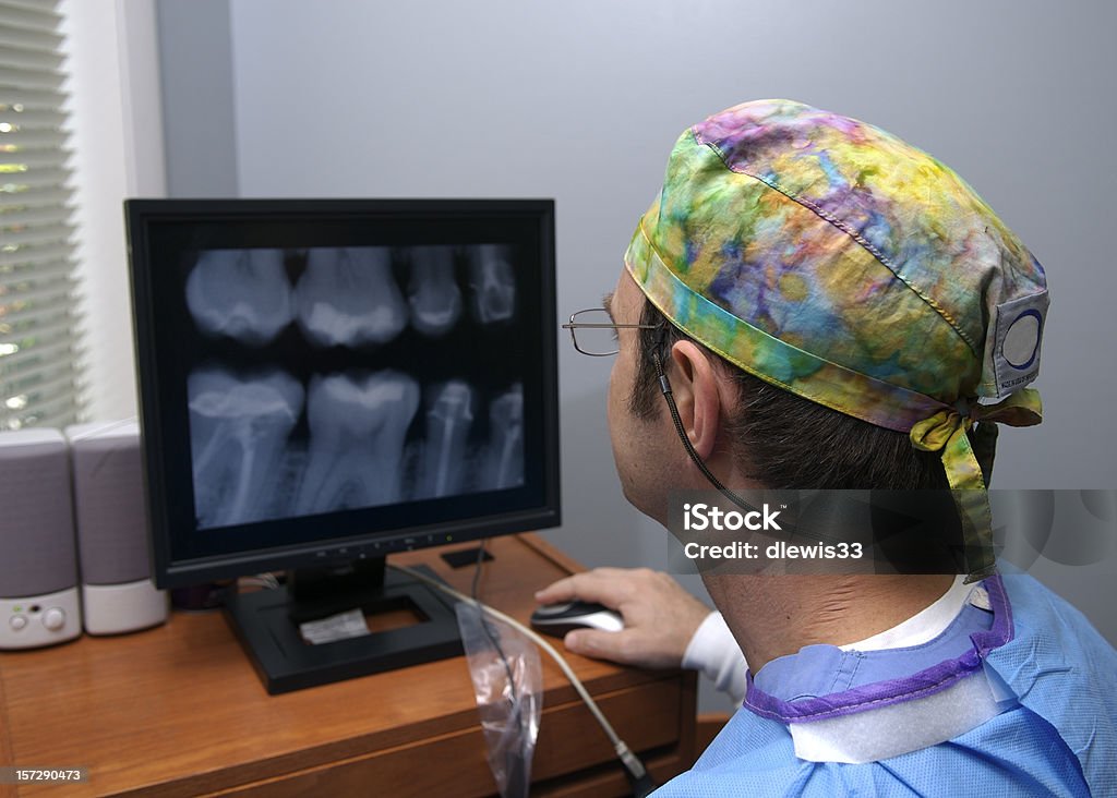 Стоматолог изучения рентгеновских - Стоковые фото 40-44 года роялти-фри
