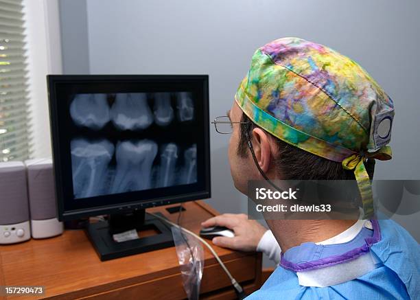 Стоматолог Изучения Рентгеновских — стоковые фотографии и другие картинки 40-44 года - 40-44 года, 45-49 лет, В помещении