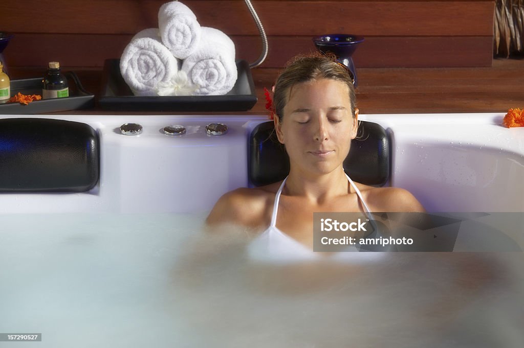 Belle jeune femme de se détendre dans le spa - Photo de Adulte libre de droits