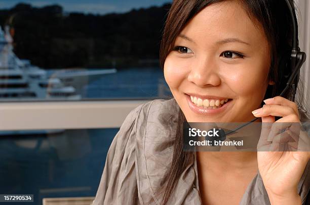 Service Mit Einem Lächelnasiatischen Modell Stockfoto und mehr Bilder von Am Telefon - Am Telefon, Arbeiten, Asiatischer und Indischer Abstammung