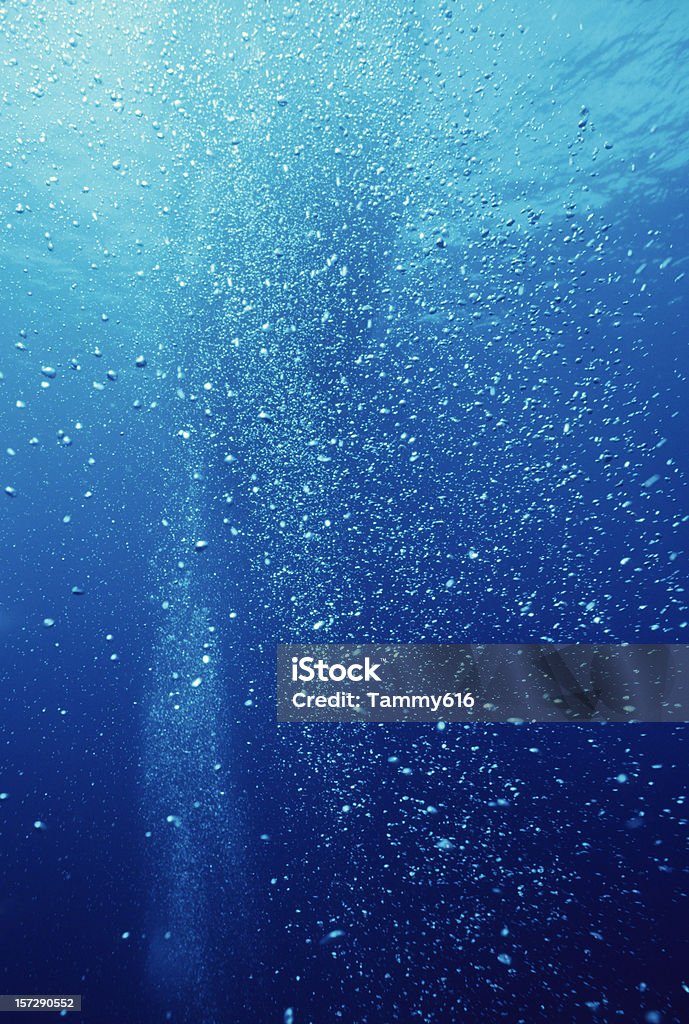 Bolhas na água azul - Foto de stock de Mar royalty-free