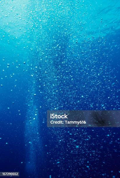 Foto de Bolhas Na Água Azul e mais fotos de stock de Mar - Mar, Debaixo d'água, Profundo