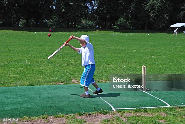 Photo libre de droit de Garçon Sur Le Terrain banque d'images et plus d'images libres de droit de Enfant - Enfant, Cricket, Joueur de cricket