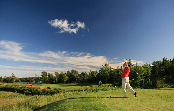 senior macho caucasiana golfista batendo uma camisola de lançamento - tee box imagens e fotografias de stock