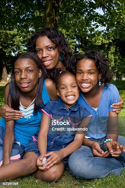 Una Madre Afroamericana Con Hijas En Retratos Al Aire Libre Foto de stock y más banco de imágenes de Familia con tres hijos