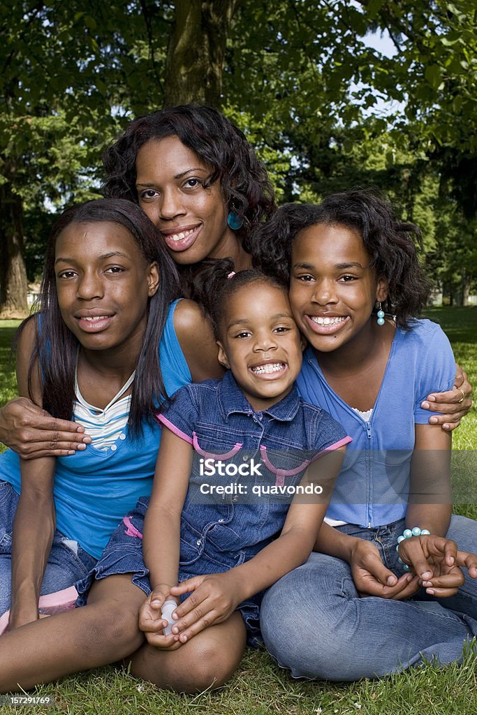 Mère célibataire afro-américaine et Portrait de fille en plein air - Photo de Famille avec trois enfants libre de droits
