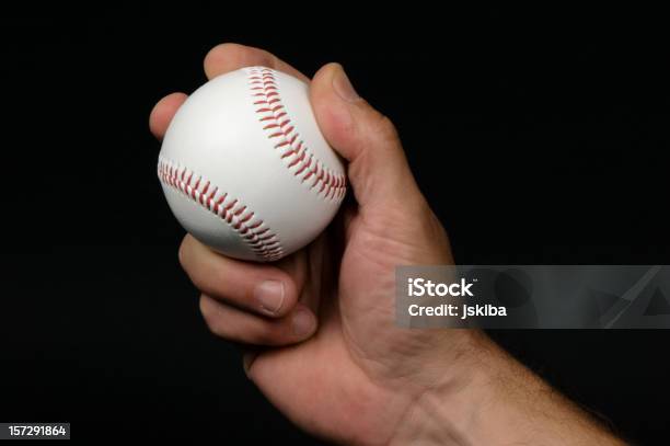 Closeup Di Mano Di Un Uomo Griping Baseball - Fotografie stock e altre immagini di Palla da baseball - Palla da baseball, Mano umana, Stringere - Tenere