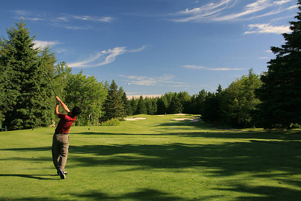 chiński golfista utrafiając koszulka ujęcie - sport tee day tee box zdjęcia i obrazy z banku zdjęć