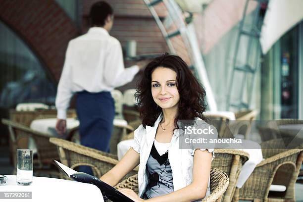 Rua Café Retrato - Fotografias de stock e mais imagens de Café Esplanada - Café Esplanada, Empregado de Mesa, Restaurante