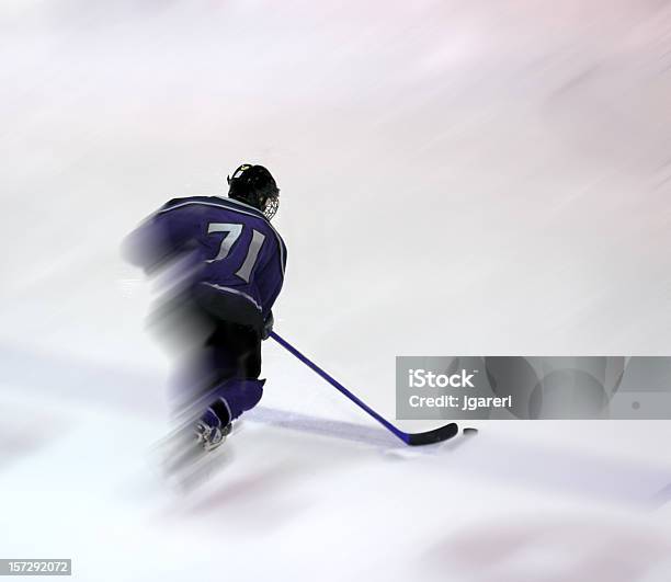 Hockeyspieler Werden Von Stockfoto und mehr Bilder von Eishockey - Eishockey, Geschwindigkeit, Eislaufen