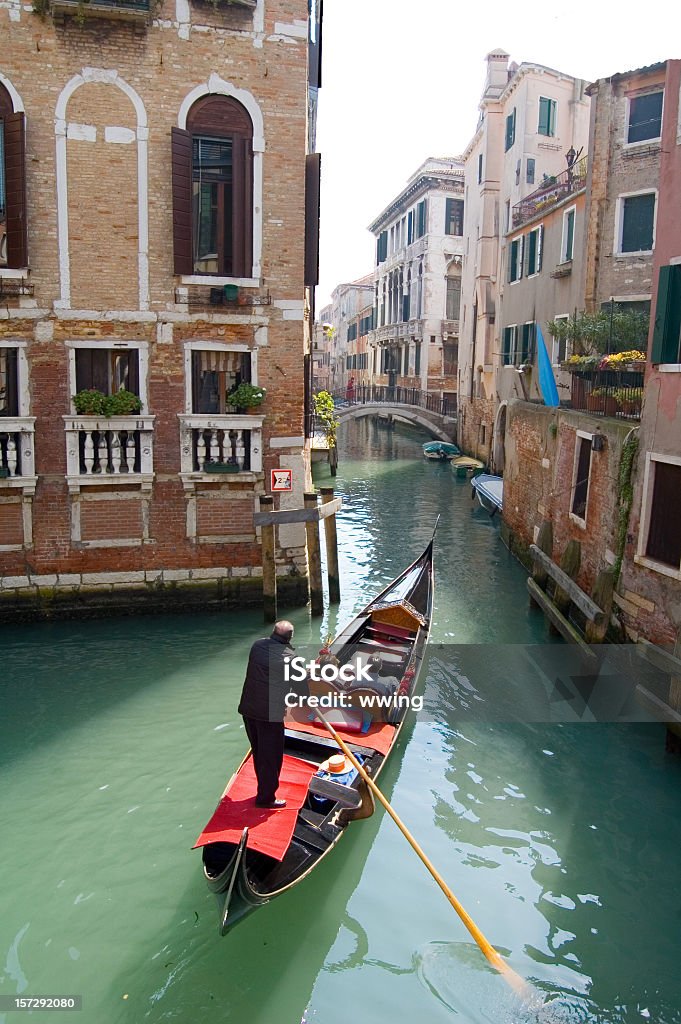 Gôndola em Veneza enveredar por um pequeno canal Residencial - Royalty-free Veneza - Itália Foto de stock