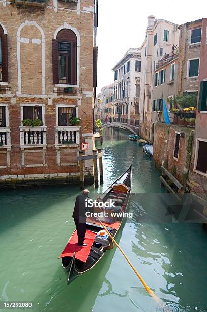 Gôndola Em Veneza Enveredar Por Um Pequeno Canal Residencial - Fotografias de stock e mais imagens de Veneza - Itália