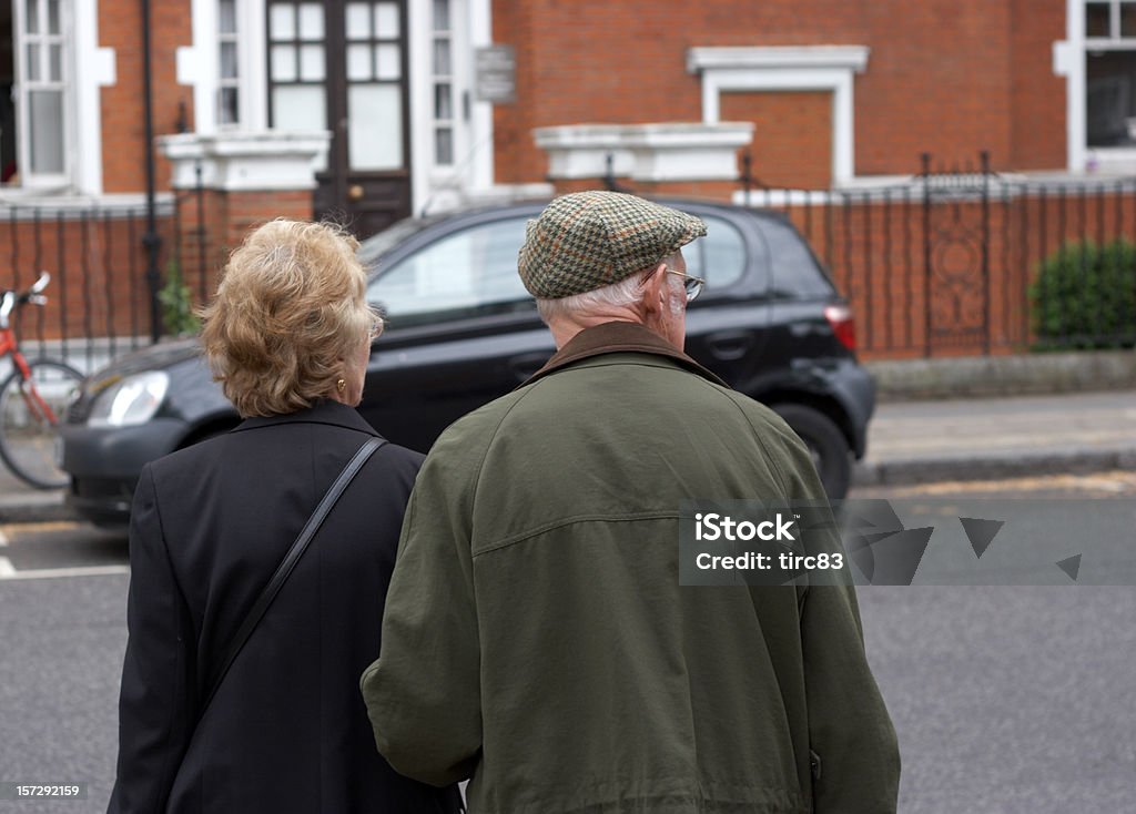 Casal de idosos atravessar a rua - Foto de stock de Adulto royalty-free