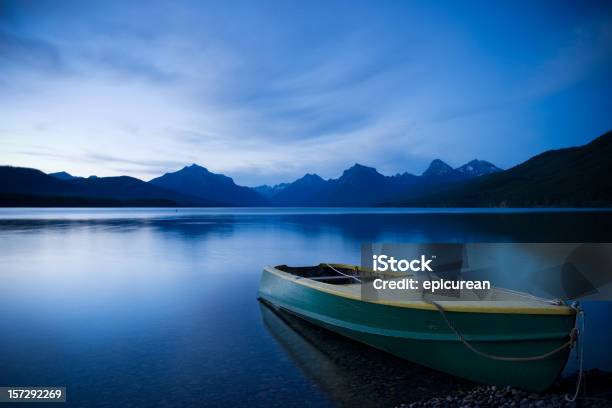 El Mundo En Reposo Foto de stock y más banco de imágenes de Embarcación marina - Embarcación marina, Estados Unidos del Oeste, Lago