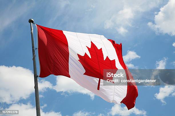 Ah Canadá Bandeira Do Canadá - Fotografias de stock e mais imagens de Bandeira do Canadá - Bandeira do Canadá, Azul, Céu