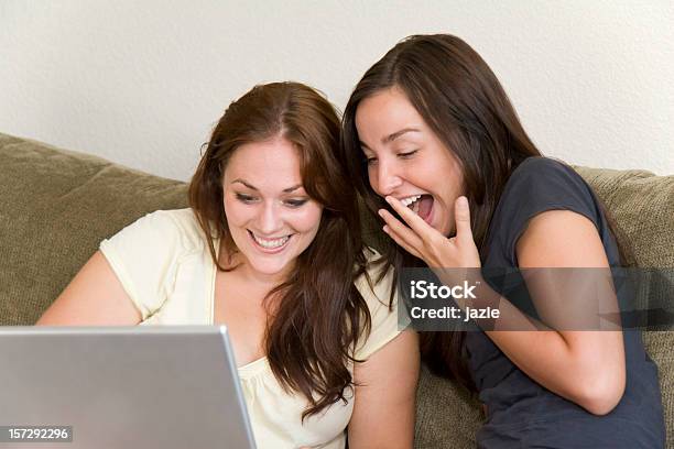 Dwie Kobiety Podekscytowany - zdjęcia stockowe i więcej obrazów Brand Name Online Messaging Platform - Brand Name Online Messaging Platform, Brązowe włosy, Codzienne ubranie
