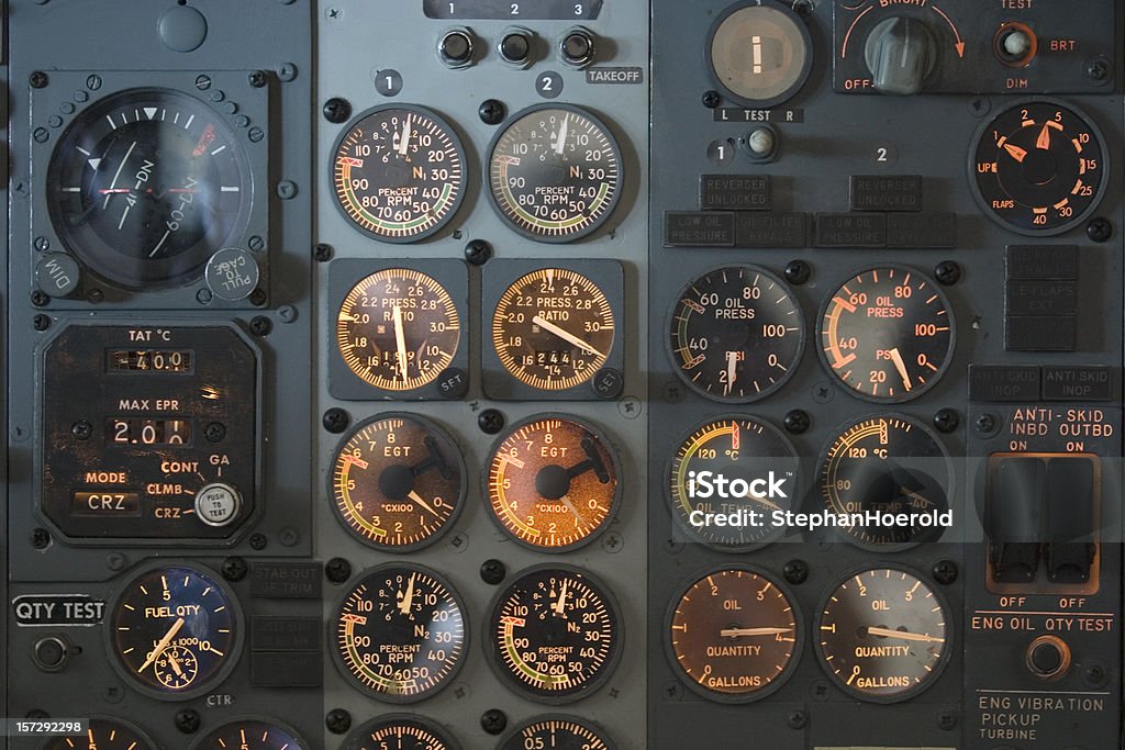 Einsatz mit Feinheiten und Zifferblätter in einem Flugzeug-cockpit - Lizenzfrei Flugzeug Stock-Foto