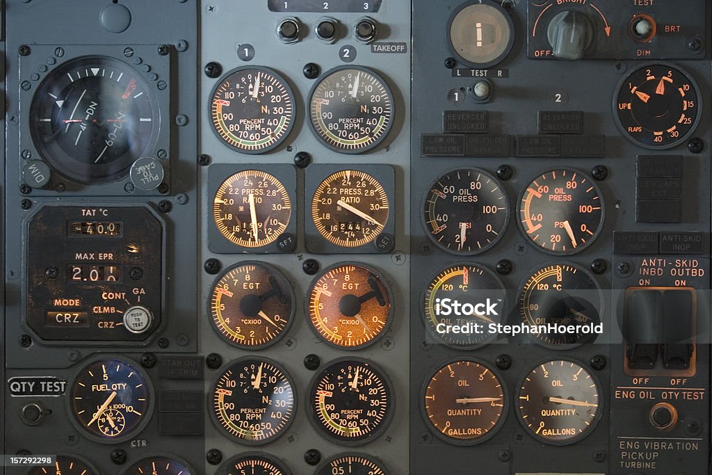 Panel con indicadores y mandos en un avión cabina de - Foto de stock de Avión libre de derechos