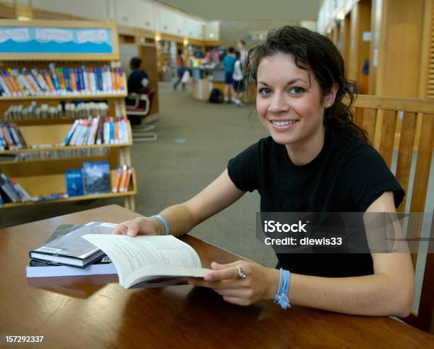 Estudar Na Biblioteca - Fotografias de stock e mais imagens de 18-19 Anos - 18-19 Anos, 20-24 Anos, Aberto