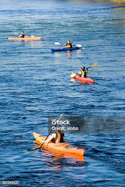 En Kayak Grupo Foto de stock y más banco de imágenes de Kayak - Piragüismo y canotaje - Kayak - Piragüismo y canotaje, Mar, Kayak - Barco de remos