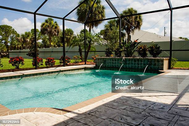 La Piscinalanai Con Pantalla Carcasa Foto de stock y más banco de imágenes de Cercamiento - Cercamiento, Piscina, Jardín privado