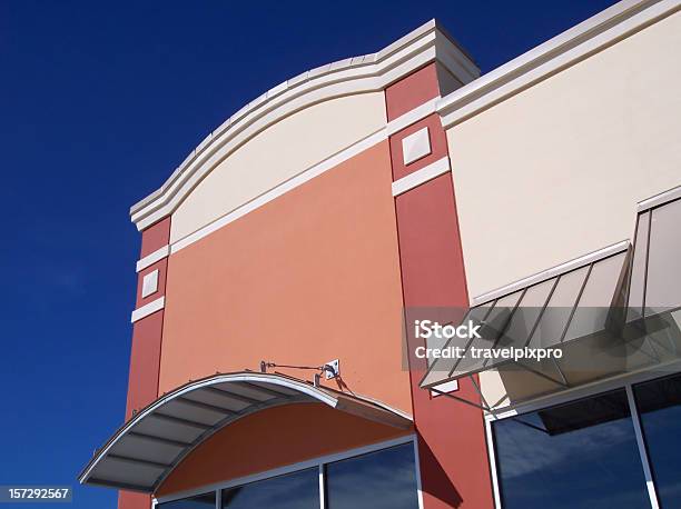 Escaparate Foto de stock y más banco de imágenes de Centro comercial suburbano - Centro comercial suburbano, Aire libre, Arquitectura exterior