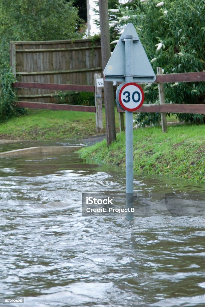 Hochwasser an ein Verkehrsschild - Lizenzfrei Geschwindigkeitsbegrenzung Stock-Foto