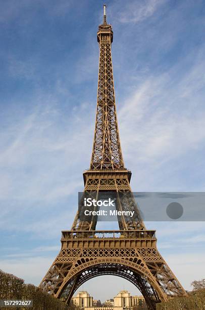 Torre Eiffel En París Foto de stock y más banco de imágenes de Aire libre - Aire libre, Arquitectura, Belleza