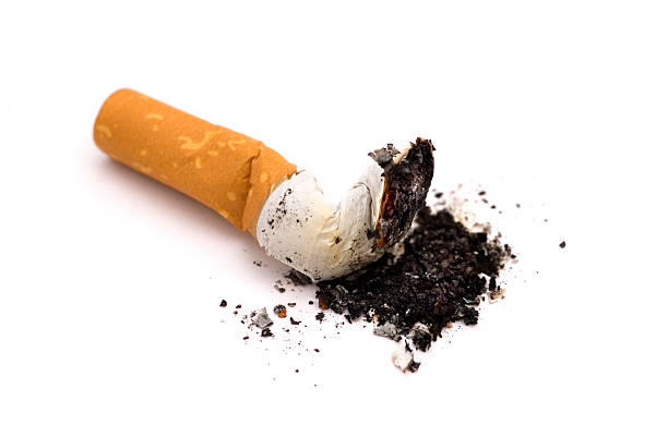 arrêter de fumer - mégot de cigarette photos et images de collection