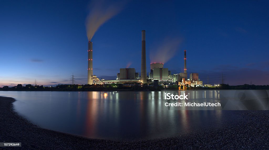 石炭発電所で XXL 川のパノラマ - 工場の煙突のロイヤリティフリーストックフォト