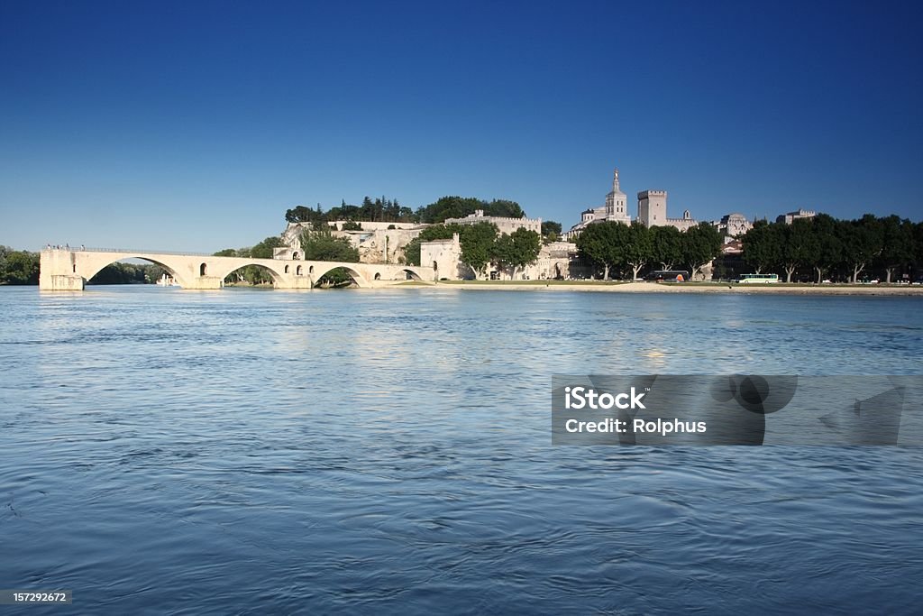 Avignon Bridge avec ciel bleu été - Photo de Fleuve Rhône libre de droits