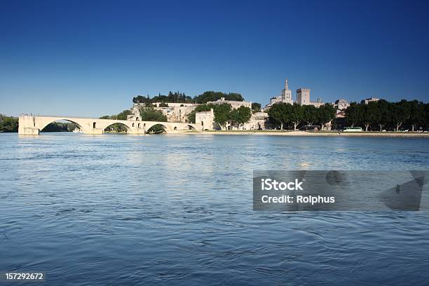 Photo libre de droit de Avignon Bridge Avec Ciel Bleu Été banque d'images et plus d'images libres de droit de Fleuve Rhône - Fleuve Rhône, Avignon, Pont