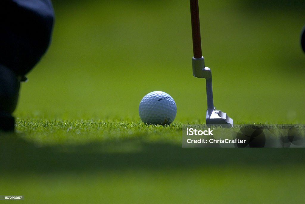 Putt de Golf de ángulo bajo con pequeñas aperature - Foto de stock de Golf libre de derechos