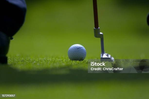 Putt De Golf De Ángulo Bajo Con Pequeñas Aperature Foto de stock y más banco de imágenes de Golf - Golf, Actividades recreativas, Aire libre