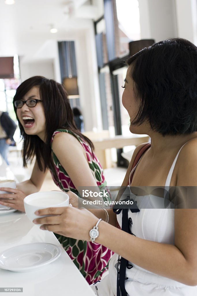 Asian adolescentes rindo no centro da cidade de café - Foto de stock de 20 Anos royalty-free