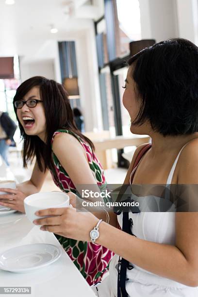 Asiáticas Meninas Adolescentes Rir No Centro De Café - Fotografias de stock e mais imagens de 20-29 Anos