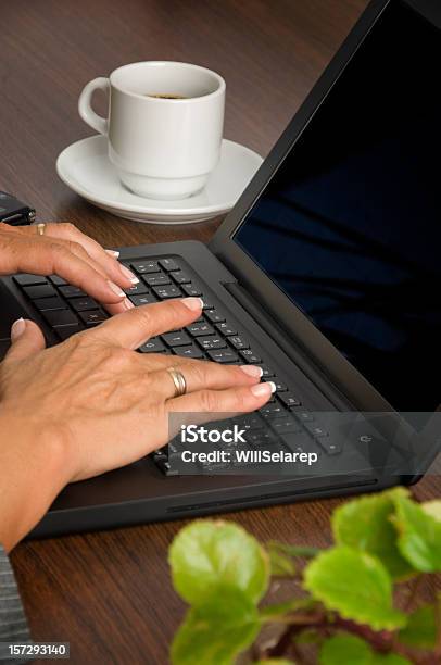 Frau Typping Stockfoto und mehr Bilder von Tippen - Tippen, Arbeiten, Arbeiten von Zuhause