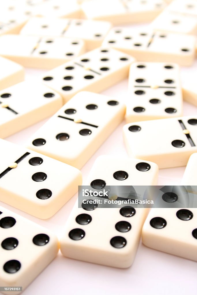 Dominoes na białym - Zbiór zdjęć royalty-free (Domino)