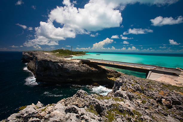 pont de verre - eleuthera island photos et images de collection