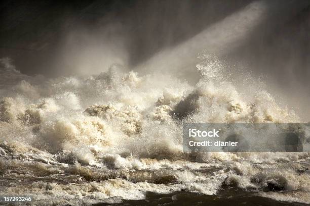 Turbulento De Agua Foto de stock y más banco de imágenes de Ola - Ola, Agua, Color - Tipo de imagen