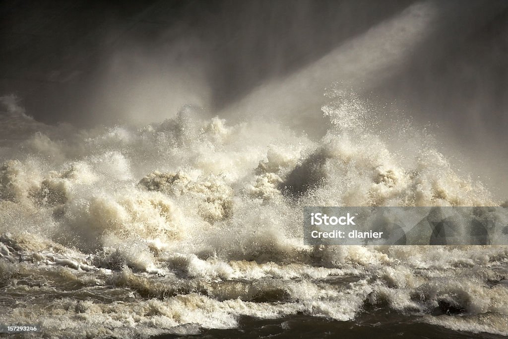 Турбулентные потоки воды - Стоковые фото Волна роялти-фри